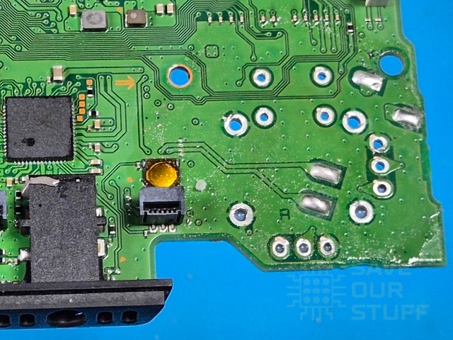Printplaat van een controller nadat de oude joystickmodule is verwijderd